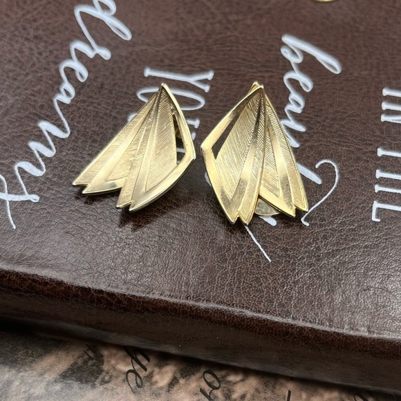 Vintage 70s Gold Tone Butterfly Feather Clip On Earrings - Picture 4 of 8